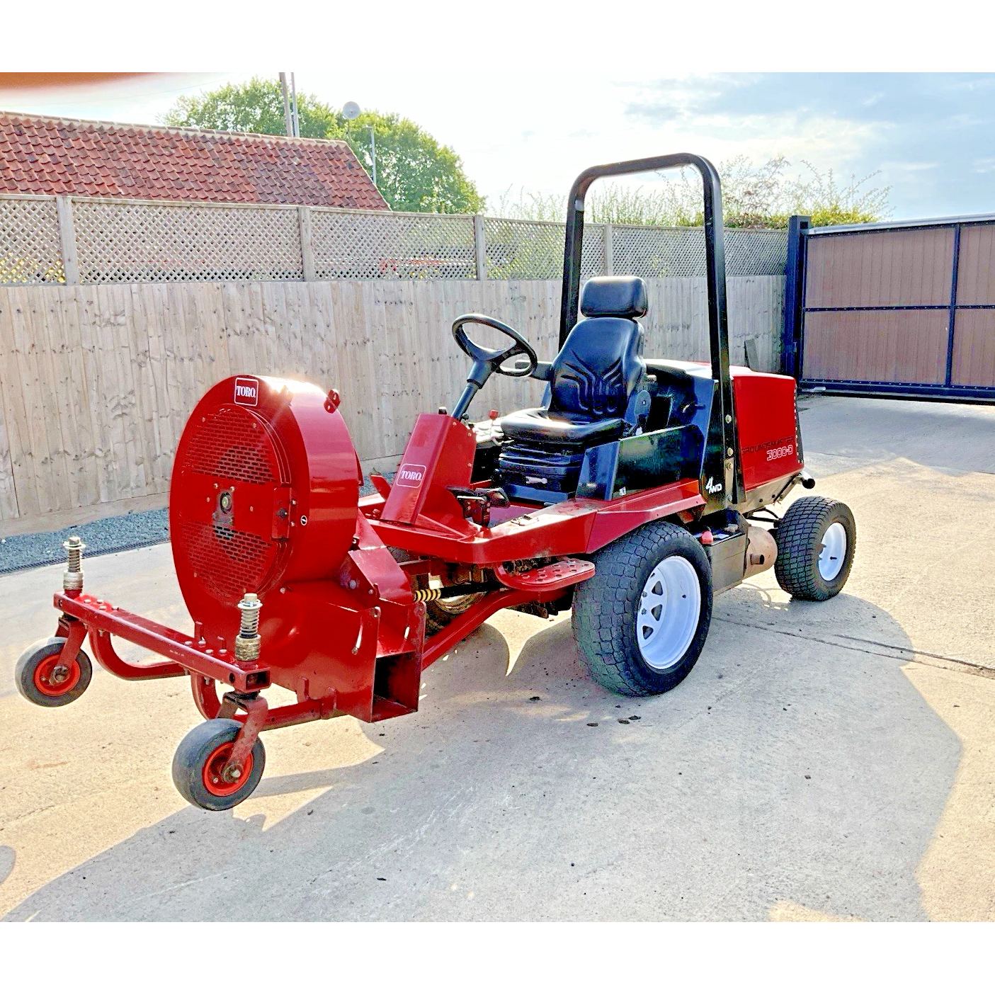 TORO GROUNDSMASTER 3000D WITH OUTFRONT PTO POWERED LEAF BLOWER